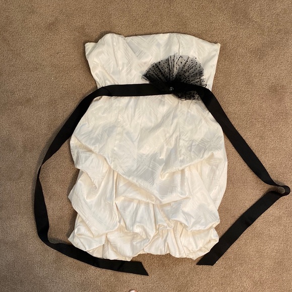 Cute white dress with flower bow detail - Picture 1 of 3